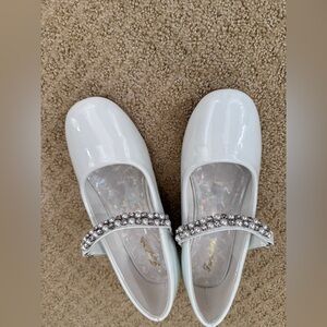 Forever Link young girl dress shoes with pearl Chain Detail - small heel